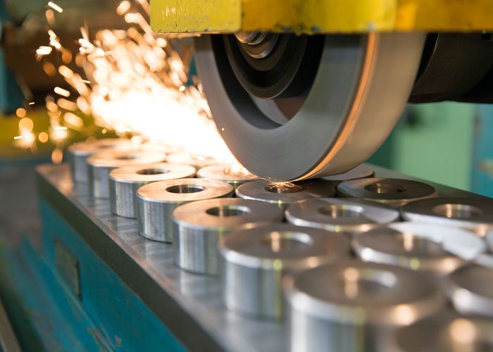 Flachschleifmaschine die Metallrollen schleift.
