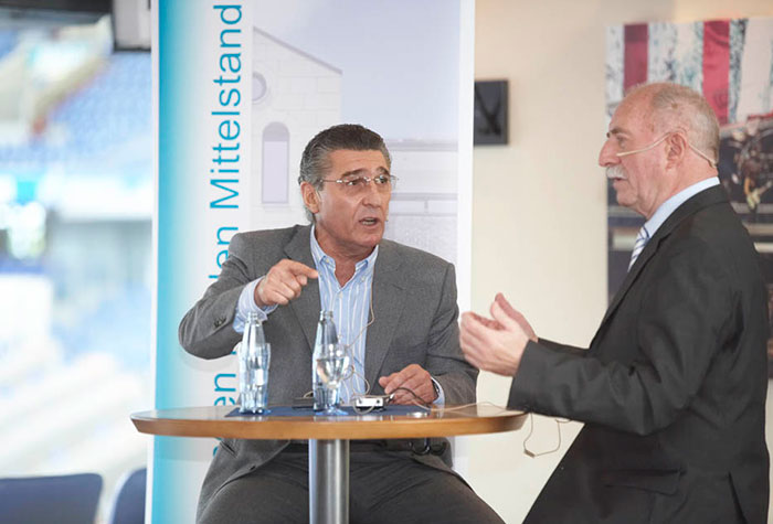 Rudi Assauer, Fußballprofi und langjähriger Manager für den FC Schalke und Sportreporter Werner Hansch im Podiumsgespräch auf einer m+m Firmenveranstaltung.