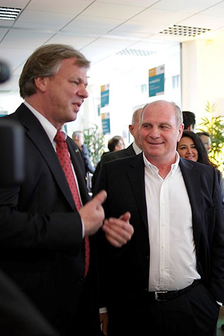 Uli Hoeneß, langjähriger Vorstand und Präsident des FC Bayern und m+m Geschäftsführer Michael Müller im Gespräch.