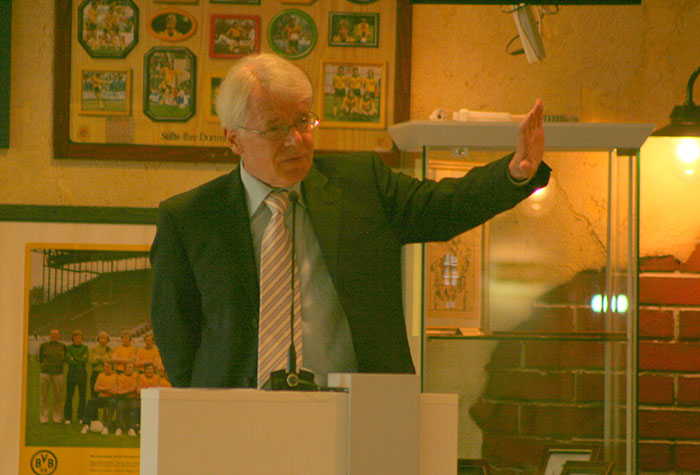 Dr. Reinhard Rauball, u.a. Präsident des Fußballvereins Borussia Dortmund hält eine Rede auf einer m+m Firmenveranstaltung.