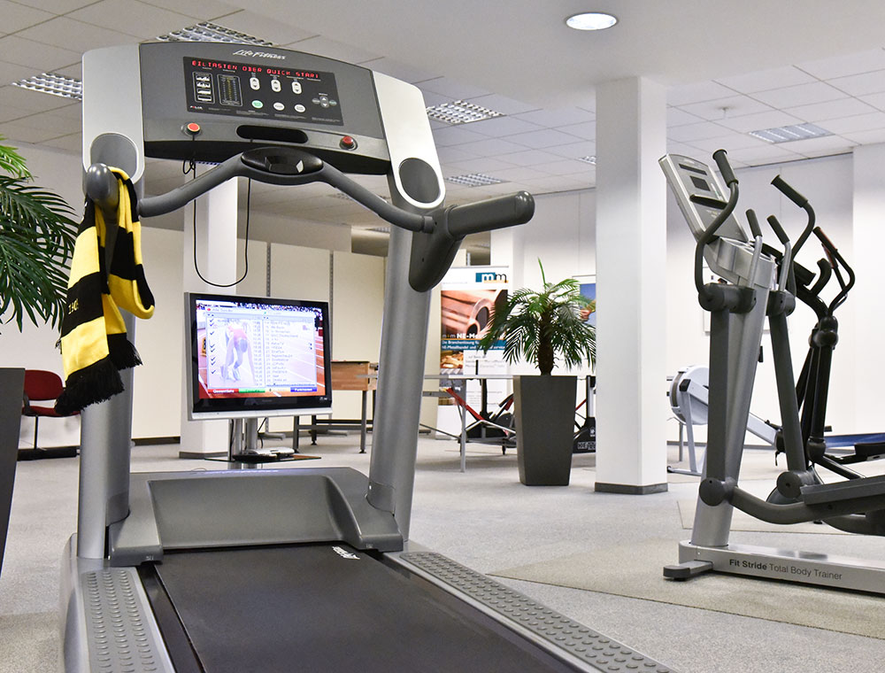 Crosstrainer und Vibrationsplatte im Fitnessbereich des Unternehmenssitzes markmann + müller in Herdecke.